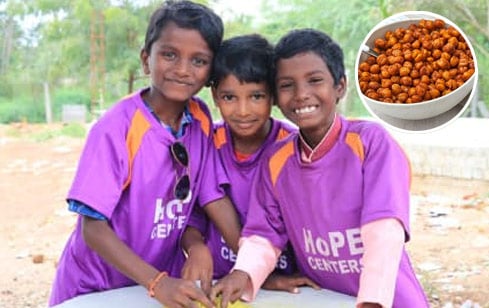 त्रिपुरा फाउंडेशन होप सेंटर किड्स को चना दान