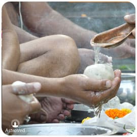 महालया के दौरान 3 पुजारी पितृ पूजा (पैतृक पूजा)