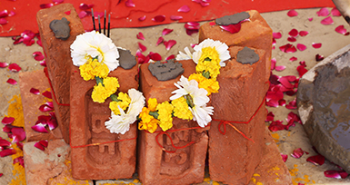 பூமி பூஜை – முக்கியத்துவம், வழிபாட்டுமுறை மற்றும் வழிபடுவதற்கான பூஜை பொருட்கள்