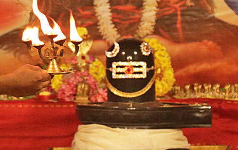 Archana (Pooja) to Shiva at Thirumangalkudi