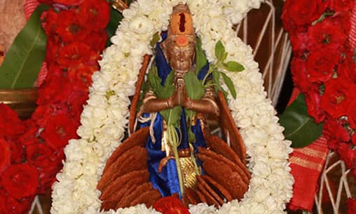 Vada Mala (Savory Dumpling Garland) to Hanuman at Powerspot