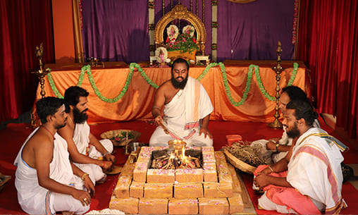 5-Priest Grand Trinethra Udyaana Ganesha Fire Lab 5-Priest Grand Trinethra Udyaana Ganesha Fire Lab