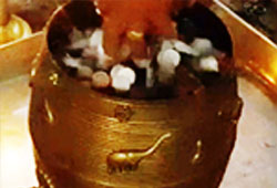 கேரள ஆலயத்தில் பணம் பரா வழிபாடு